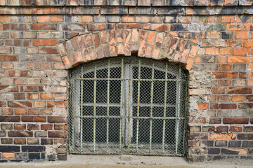 Stara ceglana ściana z oknem, piwnica, kamienica