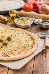 making mozzarella pizza tomate onion