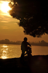 Un niño en un atardecer
