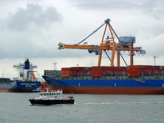 Ein leeres Containerschiff fährt durch den Hafen von Antwerpen.