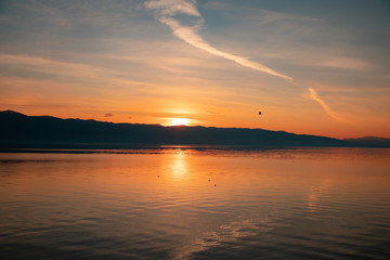 Fototapeta na wymiar the lake at dawn