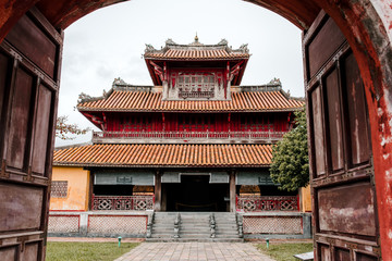 Obraz premium Hue, Vietnam – 27 July 2019: Temple in the Imperial City (citadel) of Hue (UNESCO World Heritage site). The place that leads to the palaces of kings, is the official in the 19th century in Hue, Vietna