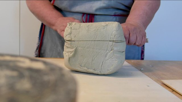 weibliche H&auml;nde schneiden Ton, um zu t&ouml;pfern