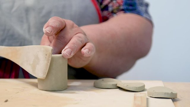 weibliche H&auml;nde formen, t&ouml;pfern eine Schale aus Ton
