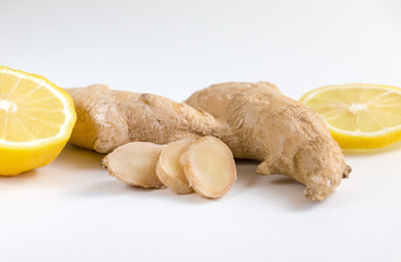 gingembre et tranches de citron sur fond blanc