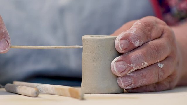 weibliche H&auml;nde formen, t&ouml;pfern eine Schale aus Ton