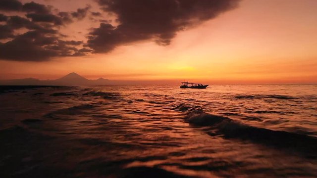 Atardecer en las islas de Indonesia 