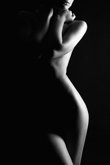 Silhouette de femme nue sous la lumière dans l& 39 obscurité