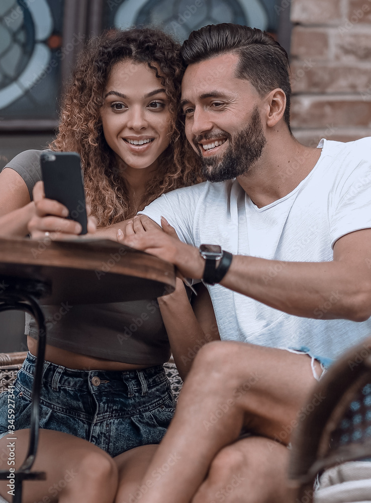 Poster Beautiful couple having coffee on a date,having fun together.