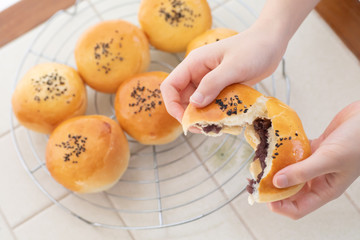 自宅でパン作り　あんぱん　子供があんぱんを半分に割る様子
