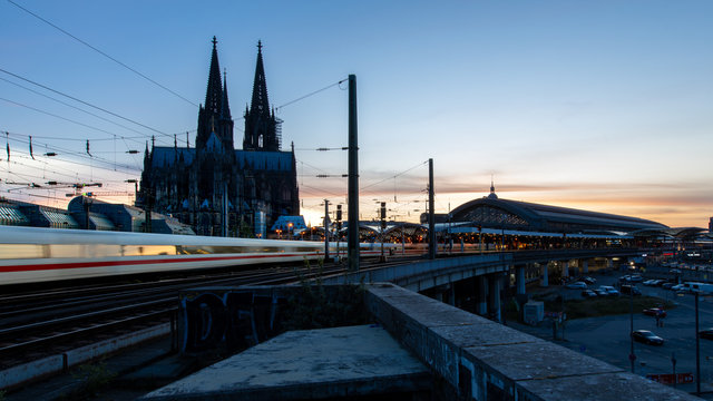 Ankunft ICE am k&ouml;lner Hauptbahnhof bei Sonnenuntergang mit dem k&ouml;lner Dom im Hintergrund
