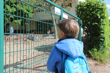 Ein Junge besucht seine Kita von außen in der Coronazeit am 05.05.2020.