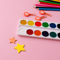 Naklejka premium Stationery colorful writing tools accessories pens pencils, color paper on pink background