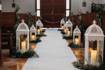 Decoración de bodas. Pasillo de ceremonia. Iglesia