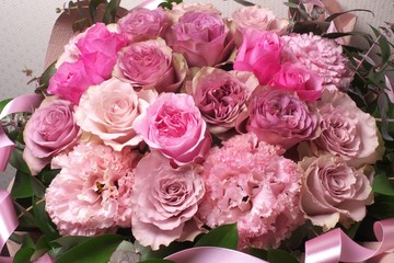 ピンクのバラのフラワーアレンジメント - Pink roses in flower arrangement