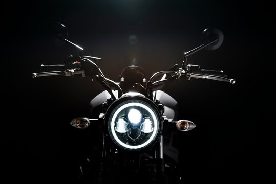Avant d'une moto avec phare led