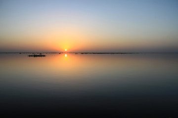 Malowniczy wschód słońca na gładkim niebie nad spokojnymi wodami rzeki Niger w afryce