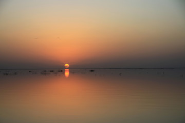 Malowniczy wschód słońca na gładkim niebie nad spokojnymi wodami rzeki Niger w afryce - obrazy, fototapety, plakaty