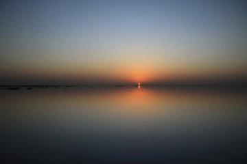 Malowniczy wschód słońca na gładkim niebie nad spokojnymi wodami rzeki Niger w afryce - obrazy, fototapety, plakaty
