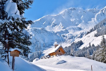 Kapelle Berge Alpen Winter