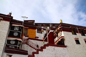 Fototapeta na wymiar Tibetan Buddhism temples have white walls and red roofs, and they are very Tibetan!