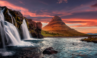Ongelooflijk natuurlandschap van IJsland. Fantastische pittoreske zonsondergang over de majestueuze berg Kirkjufell en watervallen. Kerkberg, IJsland. IJsland de mooiste en beste reisbestemming.