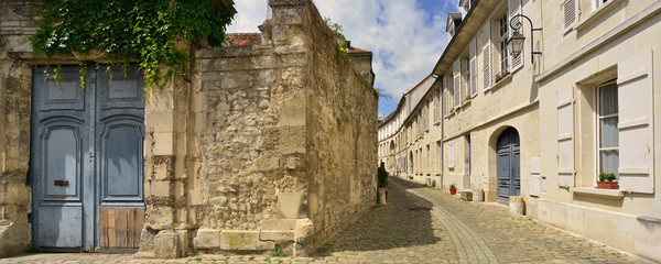 Panoramique rue Alphonse Cardin &agrave; Cr&eacute;py-en-Valois (60800),  Oise dans les Hauts-de-France, France