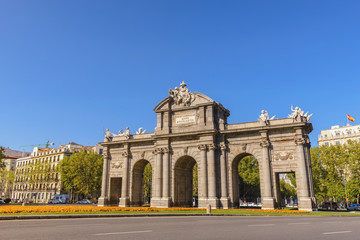 Obraz premium Madrid Spain, city skyline at Puerta de Alcala
