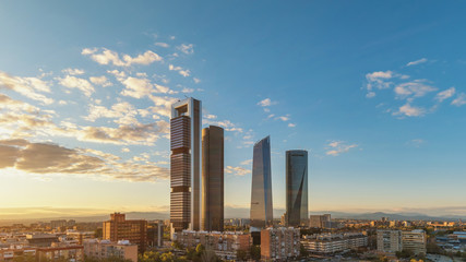 Madrid Spanje, skyline van de zonsondergangstad in het financiële districtscentrum met vier torens