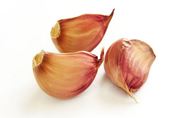 Ząbki czosnku na białym tle