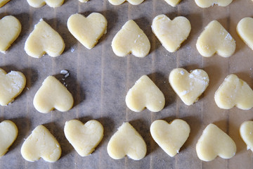 Ausgestochener Keksteich für Herzkekse