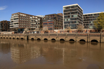 Hamburger HafenCity; Grasbrookhafen mit Dalmannkaipromenade