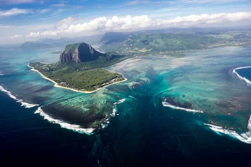 Fototapete Le Morne, Mauritius Unglaubliche Aussicht auf den berühmten Unterwasserwasserfall auf Mauritius. Bild vom Helikopter aufgenommen