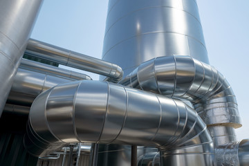 Detail einer neuen Industrieanlage mit Rohren und Silo aus Metall - Teil einer Biogasanlage