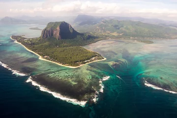 Photo sur Plexiglas Le Morne, Maurice Incredible view of the famous underwater waterfall in Mauritius. Picture taken from helicopter