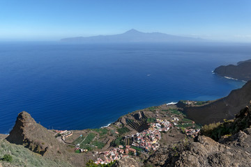 Fototapeta na wymiar Luftaufnahme von Agulo im Norden der Insel La Gomera, im Hintergrund die Insel Teneriffa mit Berg Teide