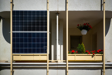 Photovoltaik-Anlage, Balkonkraftwerk auf dem Balkon eines Mietshauses in Düsseldorf
