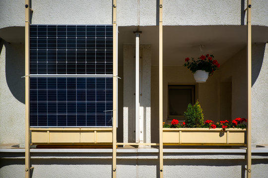 Photovoltaik-Anlage auf dem Balkon eines Mietshauses in Düsseldorf
