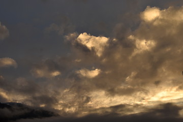 Obraz premium Leuchtend helle Wolke am abend