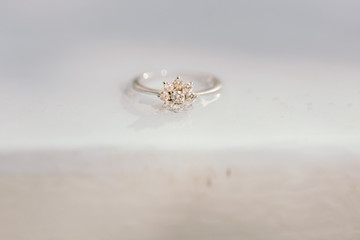 Anillos de boda. Alianzas de novios. Anillo de compromiso