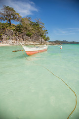 Filipińska łódź zacumowana przy brzegu - obrazy, fototapety, plakaty