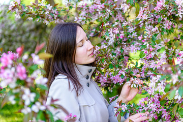 Naklejka premium beautiful girl in Apple blossom