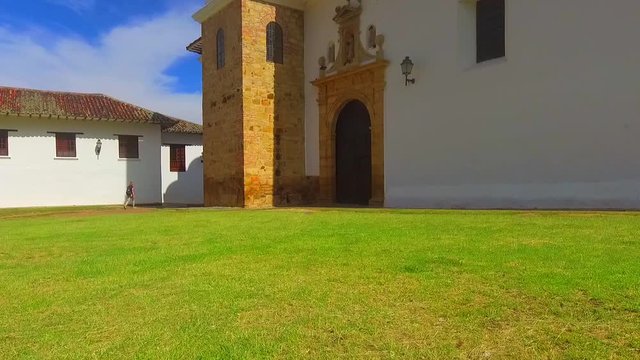 Pueblo Antiguo de templos, Monasterios, Casas blancas con techos de tejas de barro
