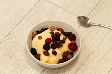 バニラアイス（ドライフルーツ添え）