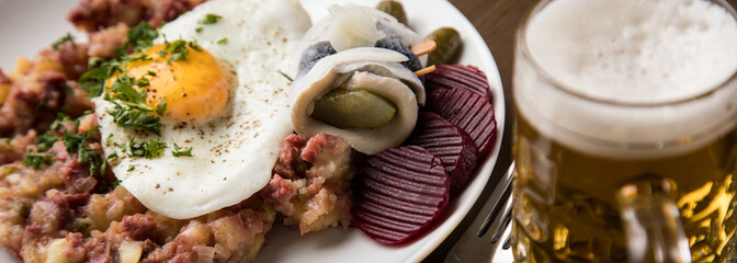 Norddeutscher Hamburger Labskaus mit Rindfleisch Corned Beef, Rote Beete, Kartoffeln, Saure Gurken,...