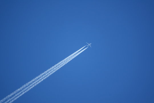 avion de ligne au loin ciel bleu