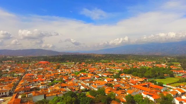 Pueblo Antiguo de templos, Monasterios, Casas blancas con techos de tejas de barro