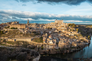 Fototapeta na wymiar Vista panaorámica de la ciudad medieval de Toledo en España