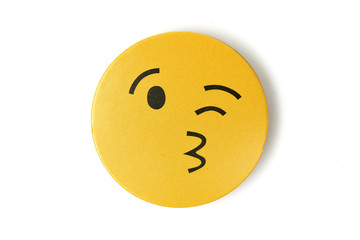 Żółte emotikony wyrażające emocje na białym tle © piotrszczepanek