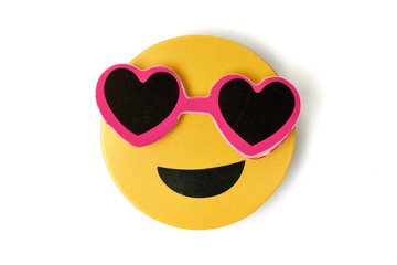 Żółte emotikony wyrażające emocje na białym tle © piotrszczepanek